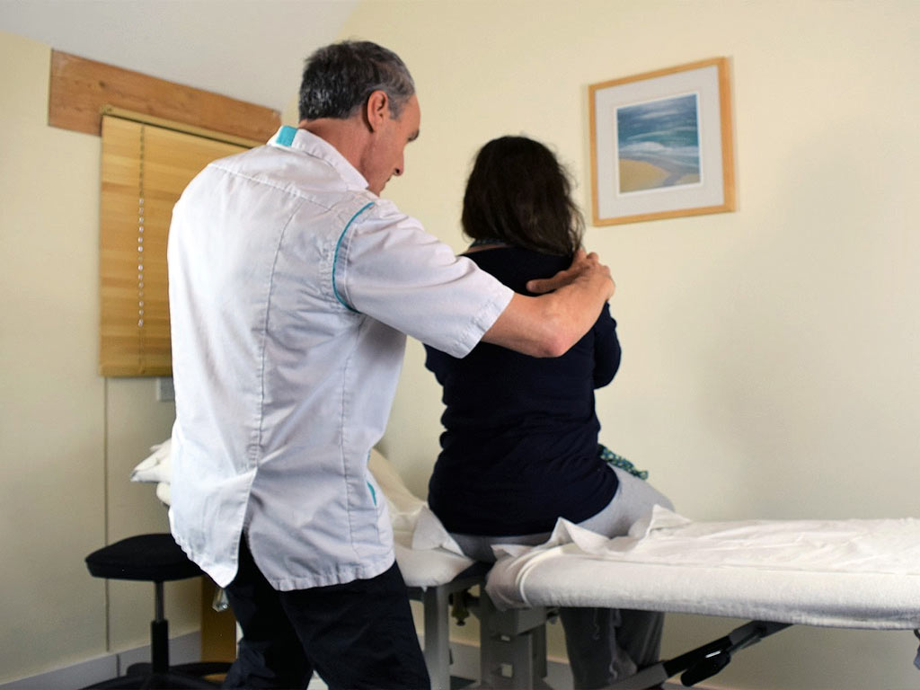 breakspear-osteopathy-clinic-gallery-andy-with-a-patient-perrin-technique